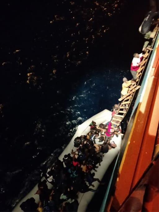 crew of Maersk Aegean rescuing people using pilot ladder