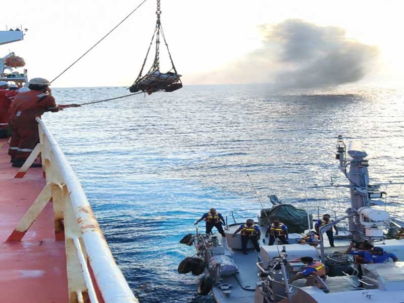 GEMINI PEARL crew members safely transferring the injured fisherman to a Sri Lankan Coast Guard vessel at Hambantota OPL.