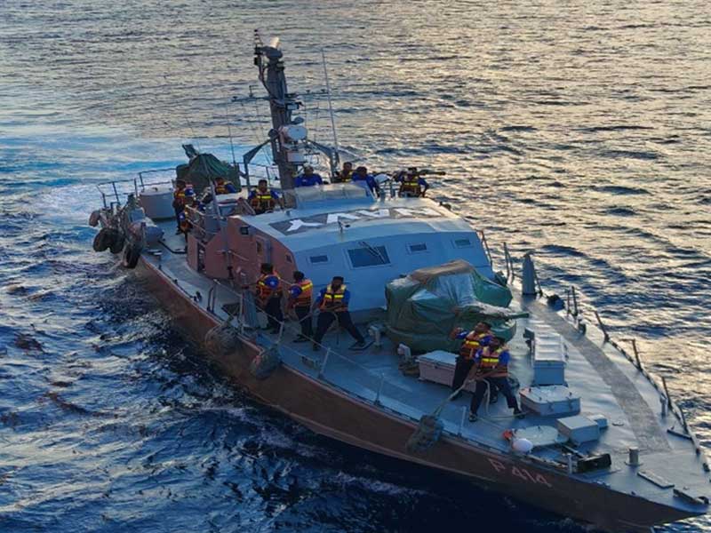 Sri Lankan Coast Guard vessel coming alongside GEMINI PEARL as part of the coordinated mid-sea medical evacuation.