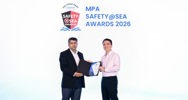 MPA 최고경영자 앙 위 캉 씨가 2026년 MPA Safety@Sea상을 Synergy Marine Group QHSE 이사인 로힛 탈와르에게 수여합니다.