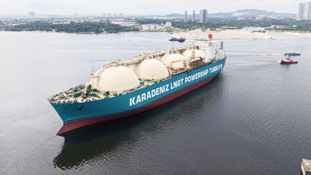 KARADENIZ LNGT 동력선 터키예는 개조된 부유식 저장 및 재기화 장치(FSRU)로, Synergy Marine Group의 기술 관리 하에 운항 준비를 하고 있습니다.